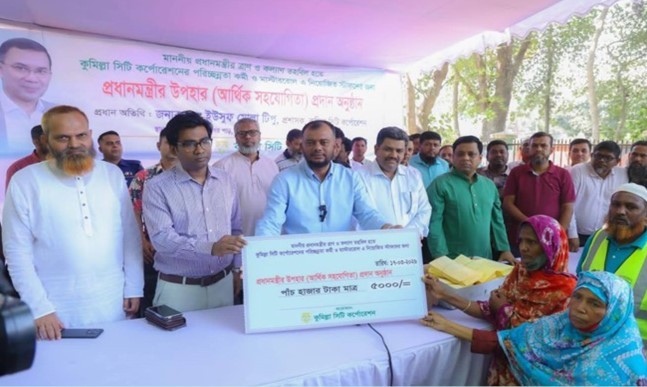 কুসিকের পরিচ্ছন্নতা কর্মীদের মধ্যে প্রধানমন্ত্রীর ঈদ উপহার বিতরণ